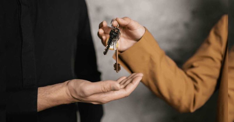 Employee shows how men and women organize their keys differently and it's hilarious