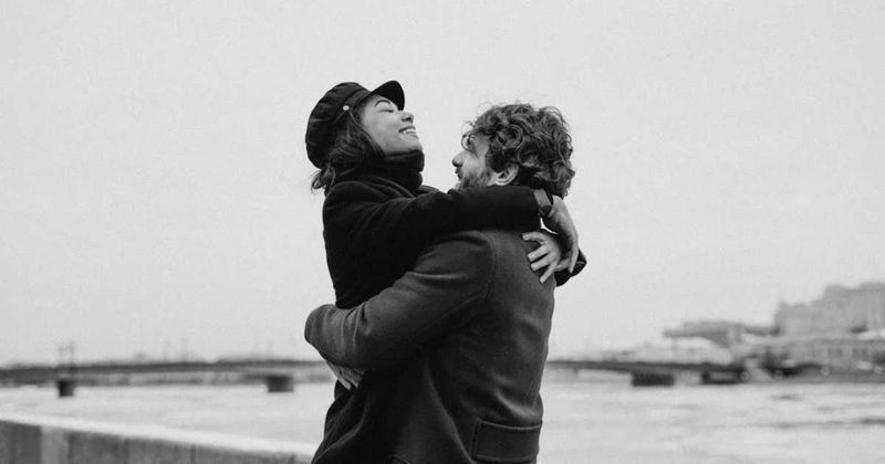 Woman has the most mesmerizing reaction every time her boyfriend picks her up from train station
