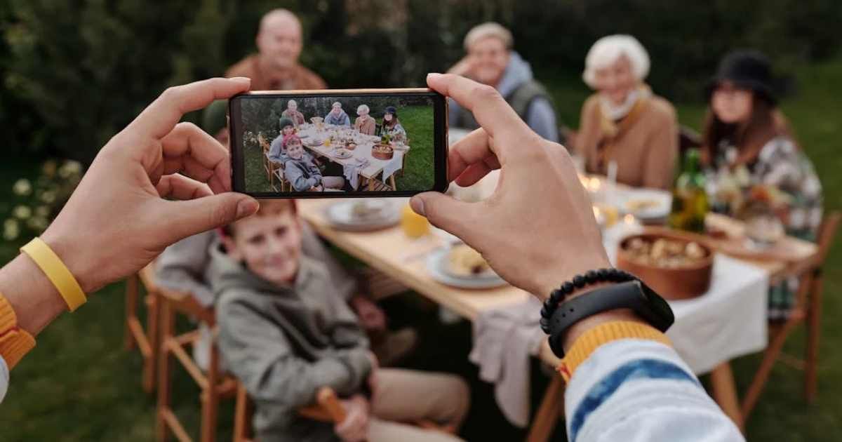 Woman pulls off 'cheesy family photo' prank after mom and stepdad exclude her from holiday card