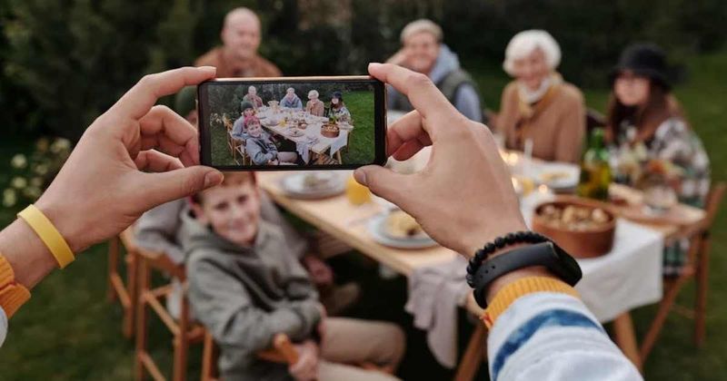 Woman pulls off 'cheesy family photo' prank after mom and stepdad exclude her from holiday card