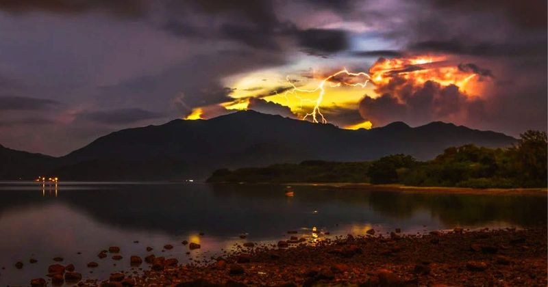 Lightning strikes erupting volcano in Guatemala in breathtakingly surreal video