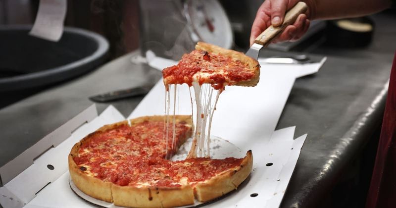Employee scolded for buying homeless man a pizza, customer came up with an idea to help