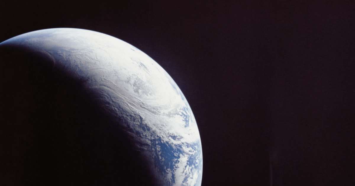 Man brilliantly uses a picture of his hometown to prove the Earth is round, not flat