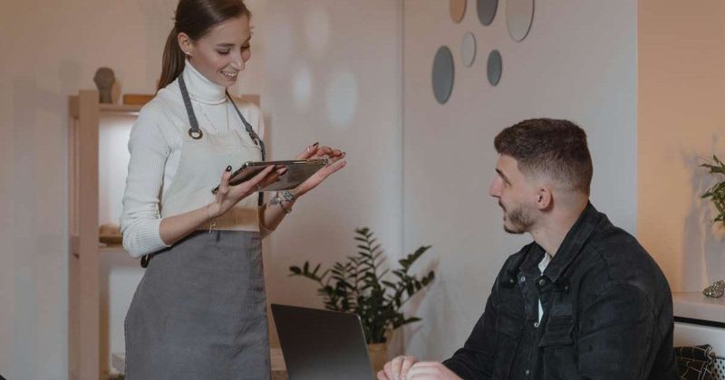 Server ingeniously settles score with customer who tipped fake $100 bill to impress his date